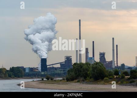 Ein Kohlekraftwerk in der Nähe des Rheins Stockfoto