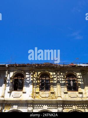 Eine Aufnahme eines verlassenen alten Hauses in der Stadt Kandy, Sri Lanka, unter blauem Himmel Stockfoto