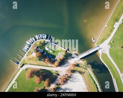 Boote am Stubenbergsee in der Steiermark. Luftaufnahme zum Bootsanleger. Stockfoto