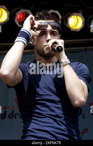 Sänger Ben Adams bei der Red Dragon Party in the Park in Cardiff, Wales, 19. Juni 2005. Foto: ROB WATKINS. Info: Ben Adams (* 22. November 1981) ist ein britischer Sänger, der vor allem als Mitglied der Boyband A1 bekannt ist, die in den späten 1990er und frühen 2000er Jahren berühmt wurde Adams hat seitdem Soloprojekte und Songwriting verfolgt. Stockfoto