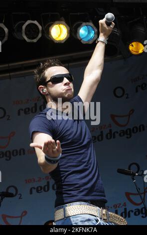 Sänger Ben Adams bei der Red Dragon Party in the Park in Cardiff, Wales, 19. Juni 2005. Foto: ROB WATKINS. Info: Ben Adams (* 22. November 1981) ist ein britischer Sänger, der vor allem als Mitglied der Boyband A1 bekannt ist, die in den späten 1990er und frühen 2000er Jahren berühmt wurde Adams hat seitdem Soloprojekte und Songwriting verfolgt. Stockfoto