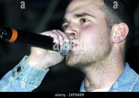 SIMON FRANKS, AUDIO BULLYS, KONZERT, 2003: Audio Bullys – Rapper Simon Franks – beim Homelands Dance Festival in Winchester, 24. Mai 2003. Foto: ROB WATKINS. INFO: Audio Bullys, ein britisches Duo für elektronische Musik, das 2001 von Simon Franks und Tom DINSDALE gegründet wurde, erlangte Anerkennung für ihre Fusion aus House, Punk und Hip-Hop. Bekannt für Hits wie „We Don't Care“ und „Shot You Down“, brachten sie der elektronischen Musikszene einen einzigartigen Vorsprung. Stockfoto