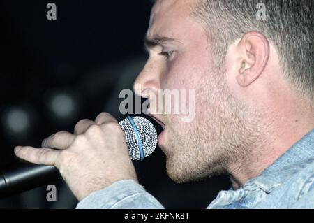 SIMON FRANKS, AUDIO BULLYS, KONZERT, 2003: Audio Bullys – Rapper Simon Franks – beim Homelands Dance Festival in Winchester, 24. Mai 2003. Foto: ROB WATKINS. INFO: Audio Bullys, ein britisches Duo für elektronische Musik, das 2001 von Simon Franks und Tom DINSDALE gegründet wurde, erlangte Anerkennung für ihre Fusion aus House, Punk und Hip-Hop. Bekannt für Hits wie „We Don't Care“ und „Shot You Down“, brachten sie der elektronischen Musikszene einen einzigartigen Vorsprung. Stockfoto