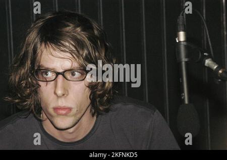 YOUNG PATRICK CARNEY, THE BLACK KEYS, 2003: Ein junger Patrick Carney Schlagzeuger der BLACK KEYS bei der BARFLY-Tour in Cardiff am 5. September 2003. Foto: ROB WATKINS. INFO: Die Black Keys, ein amerikanisches Rockduo, haben einen unverwechselbaren Sound geschaffen, der Blues, Rock und Garage-Einflüsse vereint. Mit Alben wie 'Brothers' und 'El Camino' haben Dan Auerbach und Patrick Carney's rohe Energie und einladende Riffs weltweit große Anerkennung und kommerziellen Erfolg verdient. Stockfoto