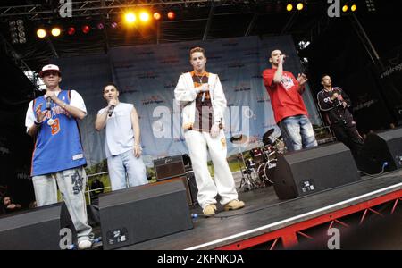 BLAZIN' SQUAD, KONZERT, 2003: Boyband Blazin' Squad tritt auf der Red Dragon FM Party in the Park, Coopers Field, Cardiff, 20. Juli 2003 auf. Foto: ROB WATKINS. INFO: Blazin' Squad ist ein britisches Grime-Kollektiv, das für seine energischen Auftritte und einflussreiche Rolle in der Grime-Szene bekannt ist. Mitte der 2000er Jahre erlangten sie Anerkennung mit Tracks wie Fire in the Booth und Flip Reverse, die rohe Texte mit innovativen Beats vermischen. Stockfoto