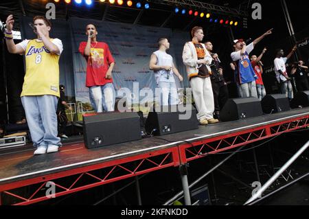 BLAZIN' SQUAD, KONZERT, 2003: Boyband Blazin' Squad tritt auf der Red Dragon FM Party in the Park, Coopers Field, Cardiff, 20. Juli 2003 auf. Foto: ROB WATKINS. INFO: Blazin' Squad ist ein britisches Grime-Kollektiv, das für seine energischen Auftritte und einflussreiche Rolle in der Grime-Szene bekannt ist. Mitte der 2000er Jahre erlangten sie Anerkennung mit Tracks wie Fire in the Booth und Flip Reverse, die rohe Texte mit innovativen Beats vermischen. Stockfoto