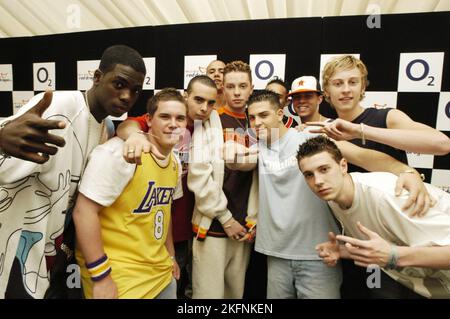 BLAZIN' SQUAD, BAND PORTRAIT, 2003: Boyband Blazin' Squad bei der Red Dragon FM Party im Park, Coopers Field, Cardiff, Wales am 20. Juli 2003. Foto: ROB WATKINS. INFO: Blazin' Squad ist ein britisches Grime-Kollektiv, das für seine energischen Auftritte und einflussreiche Rolle in der Grime-Szene bekannt ist. Mitte der 2000er Jahre erlangten sie Anerkennung mit Tracks wie Fire in the Booth und Flip Reverse, die rohe Texte mit innovativen Beats vermischen. Stockfoto