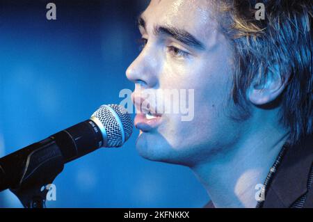 YOUNG CHARLIE SIMPSON, 2003: Ein junger Charlie Simpson aus der Popfactory-TV-Show in Porth, Wales, Großbritannien am 11. Juni 2003. Foto: ROB WATKINS. INFO: Busted, eine britische Pop-Rock-Band, stürzte in den frühen 2000er Jahren mit ihren eingängigen Melodien und jugendlicher Energie in die Musikszene. Hits wie „Year 3000“ und „What I Go to School for“ machten sie zu einem Symbol der Pop-Punk-Ära. Stockfoto