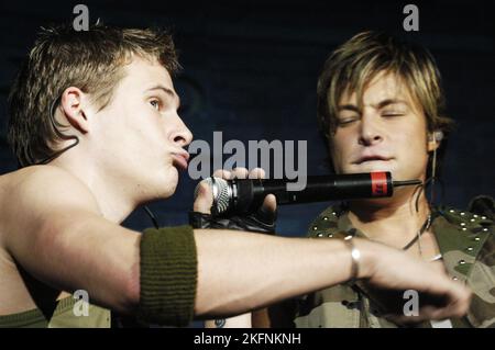 LEE RYAN, BOYBAND, BLUE, 2003: Lee Ryan aus BLUE in der Cardiff International Arena, Cardiff, Wales, Vereinigtes Königreich am 17. November 2003. Foto: ROB WATKINS. INFO: Blue, eine britische Boyband, die 2000 gegründet wurde, erzielte mit ihren sanften Harmonien und eingängigen Pop-Hits großen Erfolg. Bekannt für Songs wie All Rise und One Love, wurde die Gruppe zu einem Grundpfeiler der Popmusik der frühen 2000er-Jahre und erhielt zahlreiche Auszeichnungen und eine engagierte Fangemeinde. Stockfoto