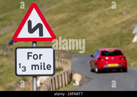 Windy Road Ahead-Schild auf einer Moorstraße in den Scottish Borders, Großbritannien. Stockfoto