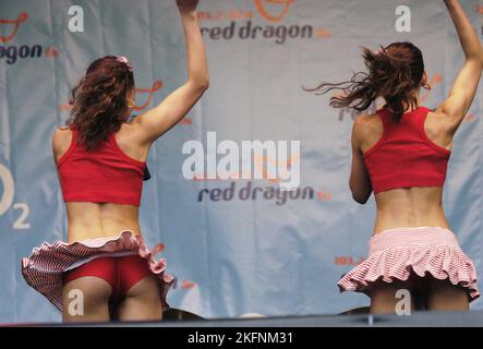 CHEEKY GIRLS, KONZERT, 2003: The CHEEKY GIRLS, live auf der Red Dragon FM Party in the Park, Coopers Field, Cardiff, UK am 20. Juli 2003. Foto: ROB WATKINS. INFO: Die Cheeky Girls, die in Rumänien geborenen Zwillingsschwestern Gabriela und Monica Irimia, erlangten in den frühen 2000er Jahren mit ihren ansteckenden Dance-Pop-Hits wie „Cheeky Song (Touch My Bum)“ Bekanntheit, die ein verspieltes und sprudelndes Bild verkörpern. Stockfoto