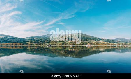 Stubenbergsee in der Steiermark. Landschaftliches Herbstpanorama des berühmten Sees in Österreich Stockfoto