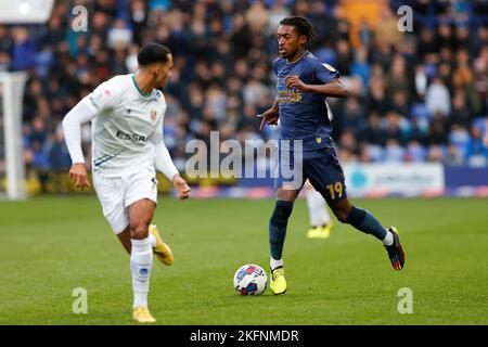 Paris Maghoma #19 der AFC Wimbledon läuft mit dem Ball während des Sky Bet League 2-Spiels Tranmere Rovers gegen AFC Wimbledon im Prenton Park, Birkenhead, Großbritannien, 19.. November 2022 (Foto von Phil Bryan/News Images) Stockfoto