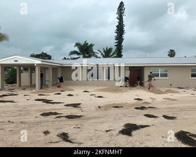 KEY WEST, Florida (Sept 29, 2022) - Personal der Naval Air Station Key West führt nach dem 29. September 2022 nach dem US-amerikanischen „The Minder“ am 1. September Sanierungsanstrengungen durch. Die NAS Key West Community besteht aus rund 5200 Dienstmitgliedern und ihren Familien aus der Marine, den Marineinfanteristen, der Luftwaffe, der Armee und der Küstenwache, Sowie zivile Angestellte, ausländische Würdenträger und Rentner. Die nationale Sicherheitsmission von NAS Key West unterstützt die Warfighter Readiness-Anforderungen für das Verteidigungsministerium, das Heimatschutzministerium, die Einheiten der Nationalgarde, Bundesbehörden und alliierte Streitkräfte. Stockfoto