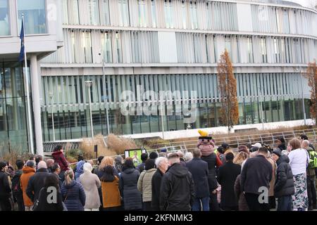 Rochdale, Großbritannien. 19.. November 2022. Die Gemeinde im Stadtzentrum von Rochdale trifft sich in einer Mahnwache für den zweijährigen Awaab Ishak, der in schimmeligen Mietunterkünften starb. Die Mahnwache fand vor einem Haus in Riverside statt, in dem sich die Büroräume des Rochdale Metropolitan Council befinden. Gareth Swarbrick der Chief Executive von Rochdale Borough Wide Housing wurde vom Vorstand entfernt. Ratsmitglied Neil Emmott forderte die Rückgabe des Wohnungsbestands an den rat. Rochdale, Großbritannien. Kredit: Barbara Cook/Alamy Live Nachrichten Stockfoto