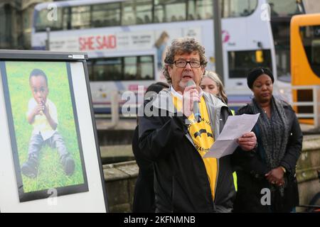 Rochdale, Großbritannien. 19.. November 2022. Die Gemeinde im Stadtzentrum von Rochdale trifft sich in einer Mahnwache für den zweijährigen Awaab Ishak, der in schimmeligen Mietunterkünften starb. Die Mahnwache fand vor einem Haus in Riverside statt, in dem sich die Büroräume des Rochdale Metropolitan Council befinden. Gareth Swarbrick der Chief Executive von Rochdale Borough Wide Housing wurde vom Vorstand entfernt. Ratsmitglied Neil Emmott forderte die Rückgabe des Wohnungsbestands an den rat. Rochdale, Großbritannien. Kredit: Barbara Cook/Alamy Live Nachrichten Stockfoto
