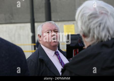 Rochdale, Großbritannien. 19.. November 2022. Die Gemeinde im Stadtzentrum von Rochdale trifft sich in einer Mahnwache für den zweijährigen Awaab Ishak, der in schimmeligen Mietunterkünften starb. Die Mahnwache fand vor einem Haus in Riverside statt, in dem sich die Büroräume des Rochdale Metropolitan Council befinden. Gareth Swarbrick der Chief Executive von Rochdale Borough Wide Housing wurde vom Vorstand entfernt. Ratsmitglied Neil Emmott forderte die Rückgabe des Wohnungsbestands an den rat. Ratsmitglied Emmott wurde von einem Mann verhöhnte, der den historischen Kindesmissbrauch in Pflegeheimen im Bezirk hervorhob. Rochdale, Großbritannien. Kredit: Barbara Cook/Alamy Live Nachrichten Stockfoto