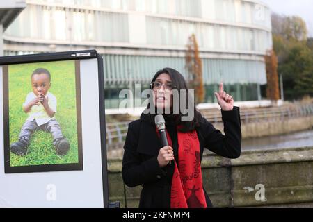 Rochdale, Großbritannien. 19.. November 2022. Die Gemeinde im Stadtzentrum von Rochdale trifft sich in einer Mahnwache für den zweijährigen Awaab Ishak, der in schimmeligen Mietunterkünften starb. Die Mahnwache fand vor einem Haus in Riverside statt, in dem sich die Büroräume des Rochdale Metropolitan Council befinden. Gareth Swarbrick der Chief Executive von Rochdale Borough Wide Housing wurde vom Vorstand entfernt. Ratsmitglied Neil Emmott forderte die Rückgabe des Wohnungsbestands an den rat. Rochdale, Großbritannien. Kredit: Barbara Cook/Alamy Live Nachrichten Stockfoto