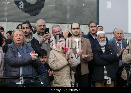 Rochdale, Großbritannien. 19.. November 2022. Die Gemeinde im Stadtzentrum von Rochdale trifft sich in einer Mahnwache für den zweijährigen Awaab Ishak, der in schimmeligen Mietunterkünften starb. Die Mahnwache fand vor einem Haus in Riverside statt, in dem sich die Büroräume des Rochdale Metropolitan Council befinden. Gareth Swarbrick der Chief Executive von Rochdale Borough Wide Housing wurde vom Vorstand entfernt. Ratsmitglied Neil Emmott forderte die Rückgabe des Wohnungsbestands an den rat. Rochdale, Großbritannien. Kredit: Barbara Cook/Alamy Live Nachrichten Stockfoto