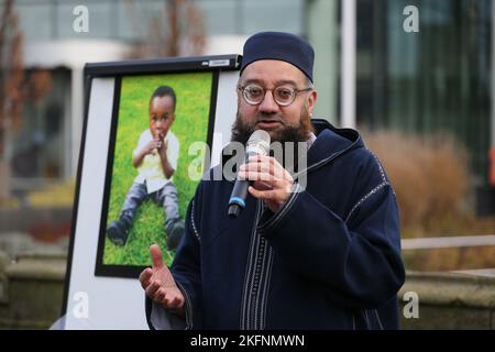 Rochdale, Großbritannien. 19.. November 2022. Die Gemeinde im Stadtzentrum von Rochdale trifft sich in einer Mahnwache für den zweijährigen Awaab Ishak, der in schimmeligen Mietunterkünften starb. Die Mahnwache fand vor einem Haus in Riverside statt, in dem sich die Büroräume des Rochdale Metropolitan Council befinden. Gareth Swarbrick der Chief Executive von Rochdale Borough Wide Housing wurde vom Vorstand entfernt. Ratsmitglied Neil Emmott forderte die Rückgabe des Wohnungsbestands an den rat. Rochdale, Großbritannien. Kredit: Barbara Cook/Alamy Live Nachrichten Stockfoto