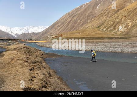 Wandern in der Nähe des Flusses terek in einem wunderschönen truso-Tal im kaukasus, kazbegi, georgia Stockfoto