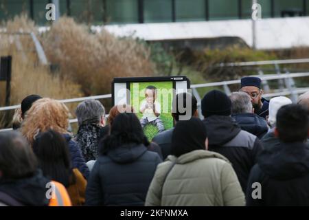 Rochdale, Großbritannien. 19.. November 2022. Die Gemeinde im Stadtzentrum von Rochdale trifft sich in einer Mahnwache für den zweijährigen Awaab Ishak, der in schimmeligen Mietunterkünften starb. Die Mahnwache fand vor einem Haus in Riverside statt, in dem sich die Büroräume des Rochdale Metropolitan Council befinden. Gareth Swarbrick der Chief Executive von Rochdale Borough Wide Housing wurde vom Vorstand entfernt. Ratsmitglied Neil Emmott forderte die Rückgabe des Wohnungsbestands an den rat. Rochdale, Großbritannien. Kredit: Barbara Cook/Alamy Live Nachrichten Stockfoto