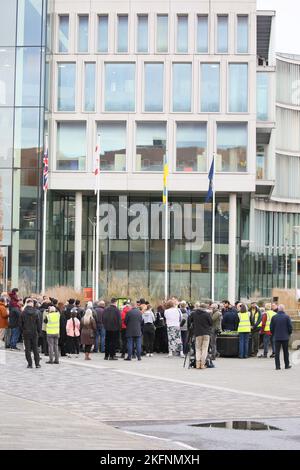Rochdale, Großbritannien. 19.. November 2022. Die Gemeinde im Stadtzentrum von Rochdale trifft sich in einer Mahnwache für den zweijährigen Awaab Ishak, der in schimmeligen Mietunterkünften starb. Die Mahnwache fand vor einem Haus in Riverside statt, in dem sich die Büroräume des Rochdale Metropolitan Council befinden. Gareth Swarbrick der Chief Executive von Rochdale Borough Wide Housing wurde vom Vorstand entfernt. Ratsmitglied Neil Emmott forderte die Rückgabe des Wohnungsbestands an den rat. Rochdale, Großbritannien. Kredit: Barbara Cook/Alamy Live Nachrichten Stockfoto
