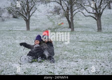 Prag, Tschechische Republik. 19.. November 2022. In einem Park in Prag, Tschechien, spielen Menschen mit Schnee, 19. November 2022. Quelle: Deng Yaomin/Xinhua/Alamy Live News Stockfoto