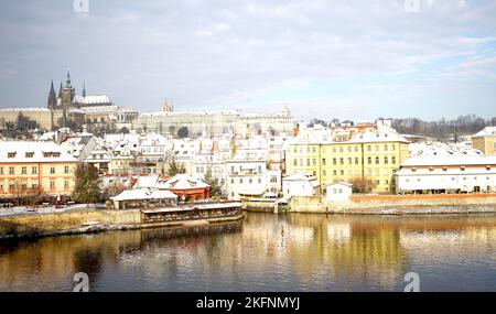 Prag, Tschechische Republik. 19.. November 2022. Dieses Foto zeigt die schneebedeckte Prager Burg in Prag, Tschechien, 19. November 2022. Quelle: Dana Kesnerova/Xinhua/Alamy Live News Stockfoto