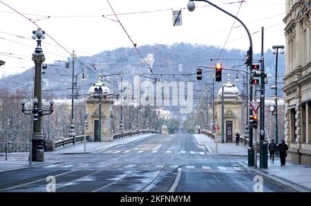 Prag, Tschechische Republik. 19.. November 2022. Dieses Foto zeigt die schneebedeckte Legionebrücke in Prag, Tschechien, 19. November 2022. Quelle: Dana Kesnerova/Xinhua/Alamy Live News Stockfoto