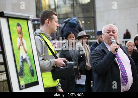 Rochdale, Großbritannien. 19.. November 2022. Die Gemeinde im Stadtzentrum von Rochdale trifft sich in einer Mahnwache für den zweijährigen Awaab Ishak, der in schimmeligen Mietunterkünften starb. Die Mahnwache fand vor einem Haus in Riverside statt, in dem sich die Büroräume des Rochdale Metropolitan Council befinden. Gareth Swarbrick der Chief Executive von Rochdale Borough Wide Housing wurde vom Vorstand entfernt. Ratsmitglied Neil Emmott forderte die Rückgabe des Wohnungsbestands an den rat. Rochdale, Großbritannien. Kredit: Barbara Cook/Alamy Live Nachrichten Stockfoto