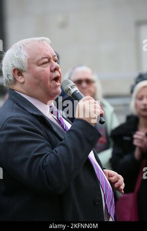 Rochdale, Großbritannien. 19.. November 2022. Die Gemeinde im Stadtzentrum von Rochdale trifft sich in einer Mahnwache für den zweijährigen Awaab Ishak, der in schimmeligen Mietunterkünften starb. Die Mahnwache fand vor einem Haus in Riverside statt, in dem sich die Büroräume des Rochdale Metropolitan Council befinden. Gareth Swarbrick der Chief Executive von Rochdale Borough Wide Housing wurde vom Vorstand entfernt. Ratsmitglied Neil Emmott forderte die Rückgabe des Wohnungsbestands an den rat. Rochdale, Großbritannien. Kredit: Barbara Cook/Alamy Live Nachrichten Stockfoto