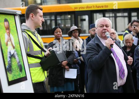 Rochdale, Großbritannien. 19.. November 2022. Die Gemeinde im Stadtzentrum von Rochdale trifft sich in einer Mahnwache für den zweijährigen Awaab Ishak, der in schimmeligen Mietunterkünften starb. Die Mahnwache fand vor einem Haus in Riverside statt, in dem sich die Büroräume des Rochdale Metropolitan Council befinden. Gareth Swarbrick der Chief Executive von Rochdale Borough Wide Housing wurde vom Vorstand entfernt. Ratsmitglied Neil Emmott forderte die Rückgabe des Wohnungsbestands an den rat. Rochdale, Großbritannien. Kredit: Barbara Cook/Alamy Live Nachrichten Stockfoto