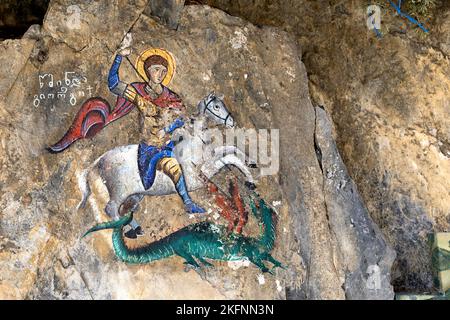 Religiöse Felsmalerei eines Heiligen Georges und eines Drachen auf einem Felsen im truso-Tal im kaukasus, kazbegi, georgia Stockfoto