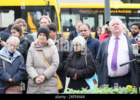 Rochdale, Großbritannien. 19.. November 2022. Die Gemeinde im Stadtzentrum von Rochdale trifft sich in einer Mahnwache für den zweijährigen Awaab Ishak, der in schimmeligen Mietunterkünften starb. Die Mahnwache fand vor einem Haus in Riverside statt, in dem sich die Büroräume des Rochdale Metropolitan Council befinden. Gareth Swarbrick der Chief Executive von Rochdale Borough Wide Housing wurde vom Vorstand entfernt. Ratsmitglied Neil Emmott forderte die Rückgabe des Wohnungsbestands an den rat. Rochdale, Großbritannien. Kredit: Barbara Cook/Alamy Live Nachrichten Stockfoto