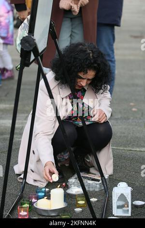 Rochdale, Großbritannien. 19.. November 2022. Die Gemeinde im Stadtzentrum von Rochdale trifft sich in einer Mahnwache für den zweijährigen Awaab Ishak, der in schimmeligen Mietunterkünften starb. Die Mahnwache fand vor einem Haus in Riverside statt, in dem sich die Büroräume des Rochdale Metropolitan Council befinden. Gareth Swarbrick der Chief Executive von Rochdale Borough Wide Housing wurde vom Vorstand entfernt. Ratsmitglied Neil Emmott forderte die Rückgabe des Wohnungsbestands an den rat. Rochdale, Großbritannien. Kredit: Barbara Cook/Alamy Live Nachrichten Stockfoto