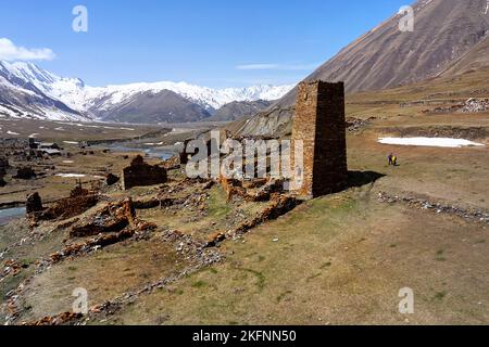 Wanderer in der Nähe des ehemaligen Turms von Ketrisi im wunderschönen Truso-Tal im kaukasus, kazbegi, georgia Stockfoto