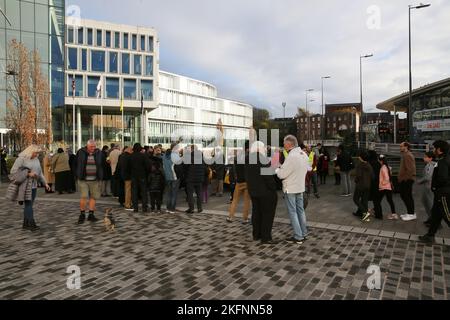 Rochdale, Großbritannien. 19.. November 2022. Die Gemeinde im Stadtzentrum von Rochdale trifft sich in einer Mahnwache für den zweijährigen Awaab Ishak, der in schimmeligen Mietunterkünften starb. Die Mahnwache fand vor einem Haus in Riverside statt, in dem sich die Büroräume des Rochdale Metropolitan Council befinden. Gareth Swarbrick der Chief Executive von Rochdale Borough Wide Housing wurde vom Vorstand entfernt. Ratsmitglied Neil Emmott forderte die Rückgabe des Wohnungsbestands an den rat. Rochdale, Großbritannien. Kredit: Barbara Cook/Alamy Live Nachrichten Stockfoto