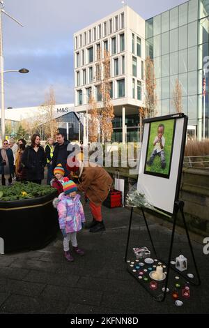 Rochdale, Großbritannien. 19.. November 2022. Die Gemeinde im Stadtzentrum von Rochdale trifft sich in einer Mahnwache für den zweijährigen Awaab Ishak, der in schimmeligen Mietunterkünften starb. Die Mahnwache fand vor einem Haus in Riverside statt, in dem sich die Büroräume des Rochdale Metropolitan Council befinden. Gareth Swarbrick der Chief Executive von Rochdale Borough Wide Housing wurde vom Vorstand entfernt. Ratsmitglied Neil Emmott forderte die Rückgabe des Wohnungsbestands an den rat. Rochdale, Großbritannien. Kredit: Barbara Cook/Alamy Live Nachrichten Stockfoto