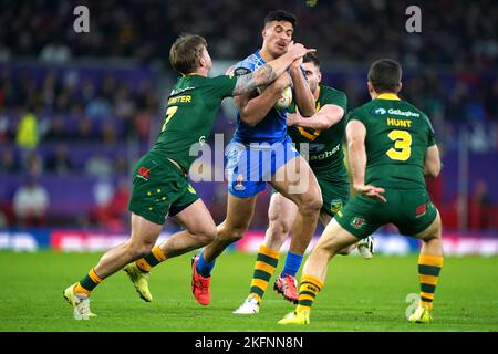 Joseph Suaali'i von Samoa wird während des Rugby-League-Weltcup-Finales in Old Trafford, Manchester, von dem Australier Cameron Münster (links) angegangen. Bilddatum: Samstag, 19. November 2022. Stockfoto
