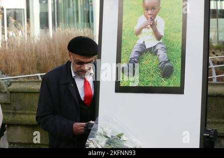 Rochdale, Großbritannien. 19.. November 2022. Die Gemeinde im Stadtzentrum von Rochdale trifft sich in einer Mahnwache für den zweijährigen Awaab Ishak, der in schimmeligen Mietunterkünften starb. Die Mahnwache fand vor einem Haus in Riverside statt, in dem sich die Büroräume des Rochdale Metropolitan Council befinden. Gareth Swarbrick der Chief Executive von Rochdale Borough Wide Housing wurde vom Vorstand entfernt. Ratsmitglied Neil Emmott forderte die Rückgabe des Wohnungsbestands an den rat. Rochdale, Großbritannien. Kredit: Barbara Cook/Alamy Live Nachrichten Stockfoto