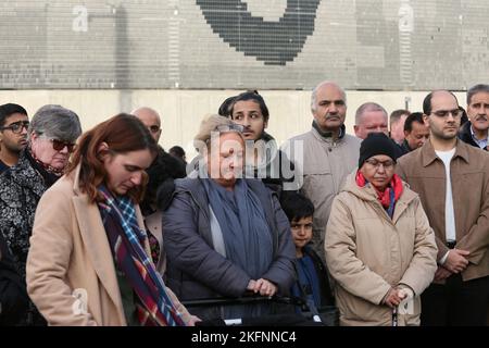 Rochdale, Großbritannien. 19.. November 2022. Die Gemeinde im Stadtzentrum von Rochdale trifft sich in einer Mahnwache für den zweijährigen Awaab Ishak, der in schimmeligen Mietunterkünften starb. Die Mahnwache fand vor einem Haus in Riverside statt, in dem sich die Büroräume des Rochdale Metropolitan Council befinden. Gareth Swarbrick der Chief Executive von Rochdale Borough Wide Housing wurde vom Vorstand entfernt. Ratsmitglied Neil Emmott forderte die Rückgabe des Wohnungsbestands an den rat. Rochdale, Großbritannien. Kredit: Barbara Cook/Alamy Live Nachrichten Stockfoto