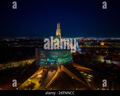 Eine Luftaufnahme des Canadian Museum for Human Rights in der Nacht mit dekorativen Lichtern Stockfoto