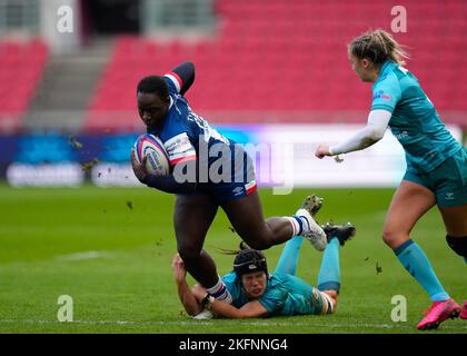 Bristol, Großbritannien. 03.. Juli 2022. Bristol, England, November 19. 2022: Simi Pam (1 Bristol Bears) wird beim Allianz Premier 15s Rugby-Spiel zwischen Bristol Bears und Wespen am Ashton Gate in Bristol, England, angegangen. (James Whitehead/SPP) Quelle: SPP Sport Press Foto. /Alamy Live News Stockfoto