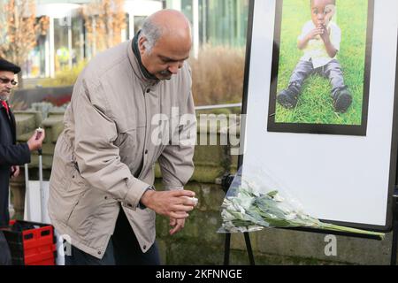 Rochdale, Großbritannien. 19.. November 2022. Die Gemeinde im Stadtzentrum von Rochdale trifft sich in einer Mahnwache für den zweijährigen Awaab Ishak, der in schimmeligen Mietunterkünften starb. Die Mahnwache fand vor einem Haus in Riverside statt, in dem sich die Büroräume des Rochdale Metropolitan Council befinden. Gareth Swarbrick der Chief Executive von Rochdale Borough Wide Housing wurde vom Vorstand entfernt. Ratsmitglied Neil Emmott forderte die Rückgabe des Wohnungsbestands an den rat. Rochdale, Großbritannien. Kredit: Barbara Cook/Alamy Live Nachrichten Stockfoto