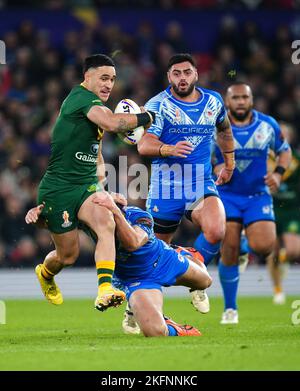 Der australische Valentine Holmes wurde von Samoas Joseph Suaali'i während des Rugby League World Cup Finales in Old Trafford, Manchester, angegangen. Bilddatum: Samstag, 19. November 2022. Stockfoto