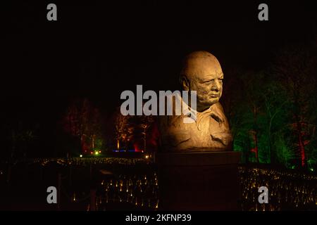 Ein geformter Büste von Winston Churchill, die bei Nacht während der Winterlichtveranstaltung im Blenheim Palace in Oxfordshire, UK, beleuchtet wird. Stockfoto