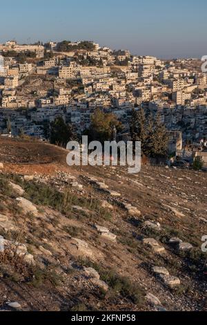 Alte jüdische Gräber auf dem „Sambosky Friedhof“ im Wadi Al-Rababeh in Silwan oder Siloam, einem überwiegend palästinensischen Viertel, am Rande der Altstadt von Ost-Jerusalem. Israel Stockfoto