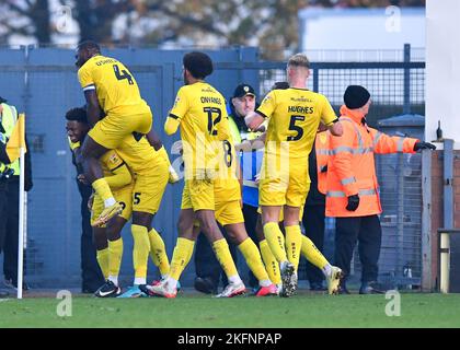 Burton Upon Trent, Großbritannien. 19.. November 2022. TOR Burton Albion Spieler, darunter Burton Albion Verteidiger Adedeji Oshilaja (4), feiern ein Tor von Burton Albion Mittelfeldspieler Bobby KAMWA (39), das es 1-0 während des Sky Bet League 1-Spiels Burton Albion gegen Plymouth Argyle im Pirelli Stadium, Burton Upon Trent, Großbritannien, 19.. November 2022 erreicht (Foto von Stanley Kasala/News Images) in Burton Upon Trent, Vereinigtes Königreich am 11/19/2022. (Foto von Stanley Kasala/News Images/Sipa USA) Quelle: SIPA USA/Alamy Live News Stockfoto