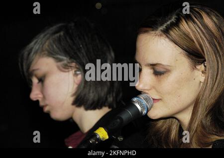 Die Lieben fotografierten im Barfly in Cardiff, Wales, Vereinigtes Königreich. Januar 30 2005. Foto: ROB WATKINS im Bild: Sängerin und Keyboarder Natalia Yanchak (links) und Valerie Jodoin-Keaton (rechts). INFO: The Dears, eine kanadische Indie-Rock-Band, fesseln das Publikum mit üppiger Orchestrierung und emotionalem Songwriting. Unter der Leitung von Murray Lightburn präsentieren ihre Alben wie No Cities Left und Degeneration Street ihren melodischen und introspektiven Sound. Stockfoto